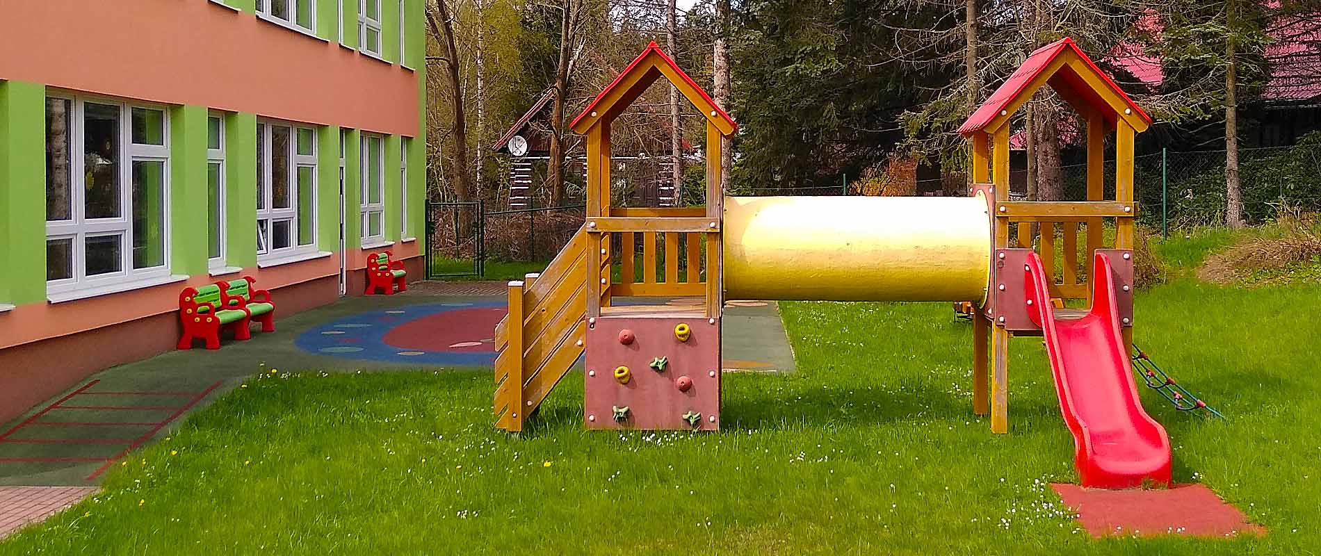 Kamínek je naše školka,  zná jí každý kluk i holka.